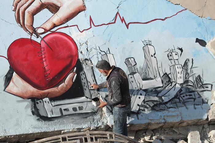 敘利亞藝術(shù)家在地震廢墟上畫畫