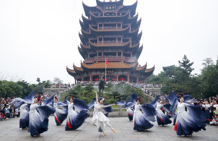 賞景、逛展、看表演 民眾樂享假期