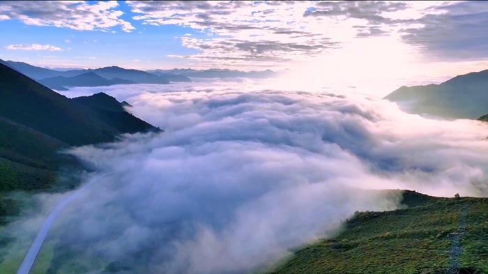 航拍青?；ブ鄙剑涸旗F繚繞 宛若仙境