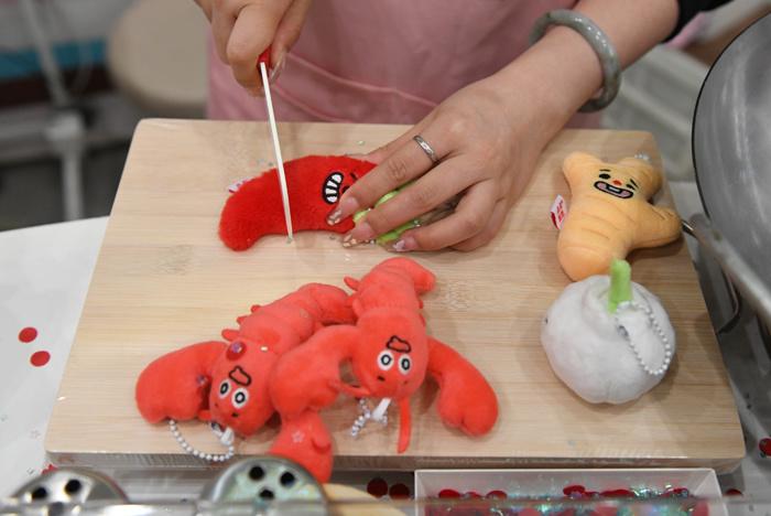 成人“過家家”來了！長沙湘菜版jellycat受捧