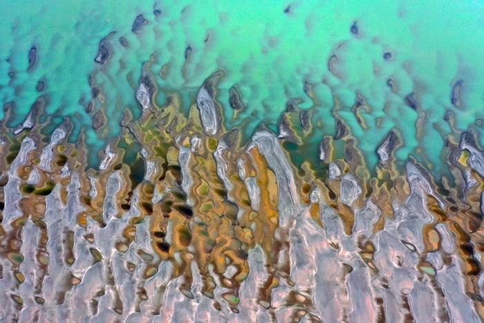 安徽安慶：長(zhǎng)江灘涂陽光下宛若七彩魚鱗