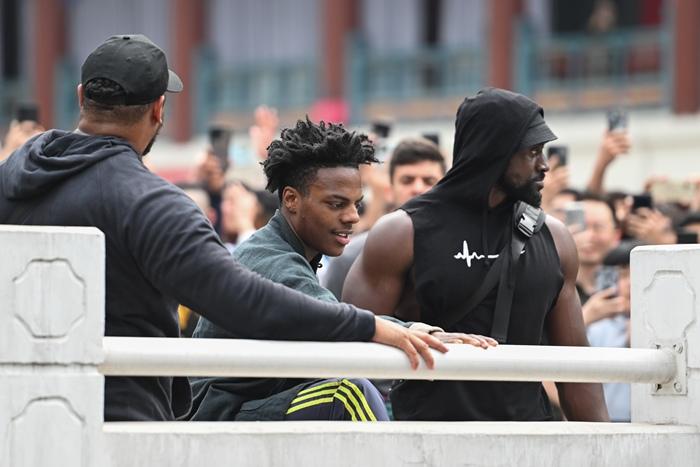 美國(guó)網(wǎng)紅“甲亢哥”現(xiàn)身重慶