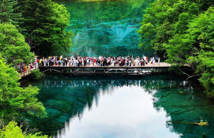 九寨溝風(fēng)景如畫(huà)引游人