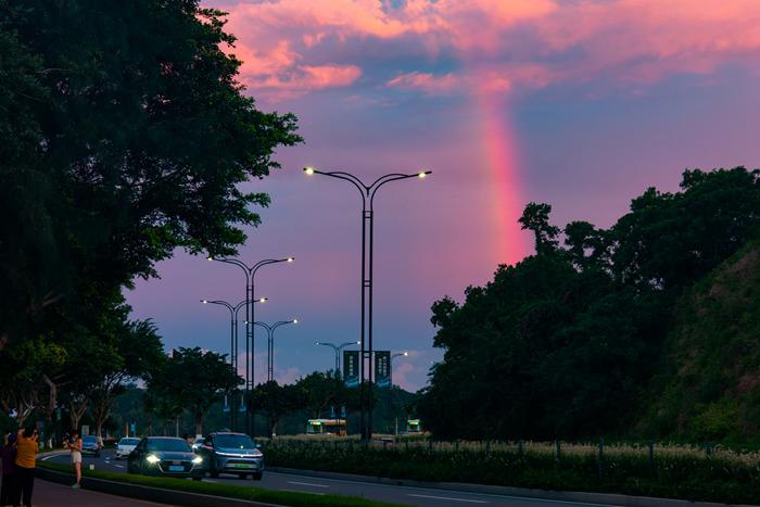 廣東珠海雨后晚霞與彩虹同框