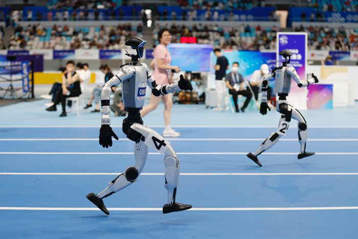 世界人形機(jī)器人運動會：“百米飛人”激戰(zhàn)