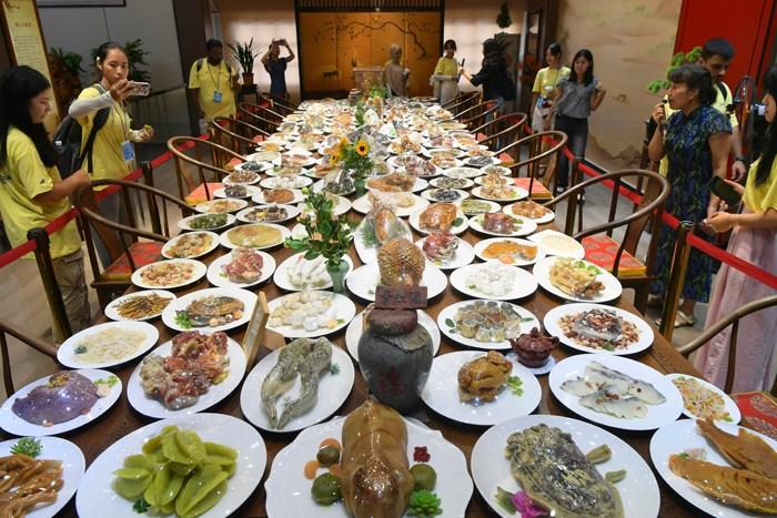 外國(guó)大學(xué)生“品嘗”石制“滿漢全席”