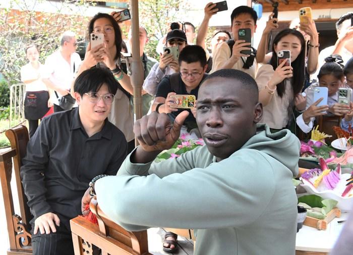 “無語哥”現(xiàn)身重慶體驗(yàn)地道“中國味”