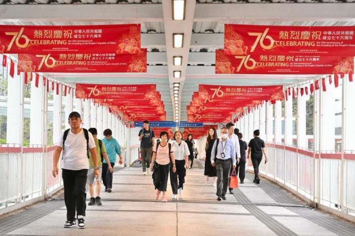 香港街頭迎國(guó)慶氣氛濃厚