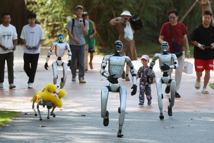 “機(jī)器人”出沒南京 帶領(lǐng)游客一起嗨