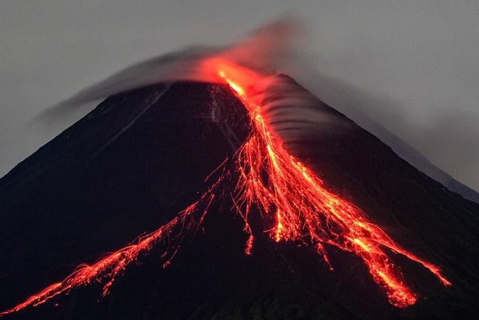 印度尼西亞默拉皮火山噴發(fā) 熔巖噴涌流淌