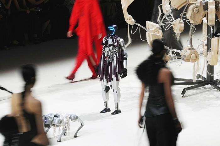 2025 | 人形機(jī)器人全面“出圈”：在秀、在跑、在思考