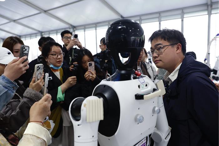 探營人形機(jī)器人半程馬拉松