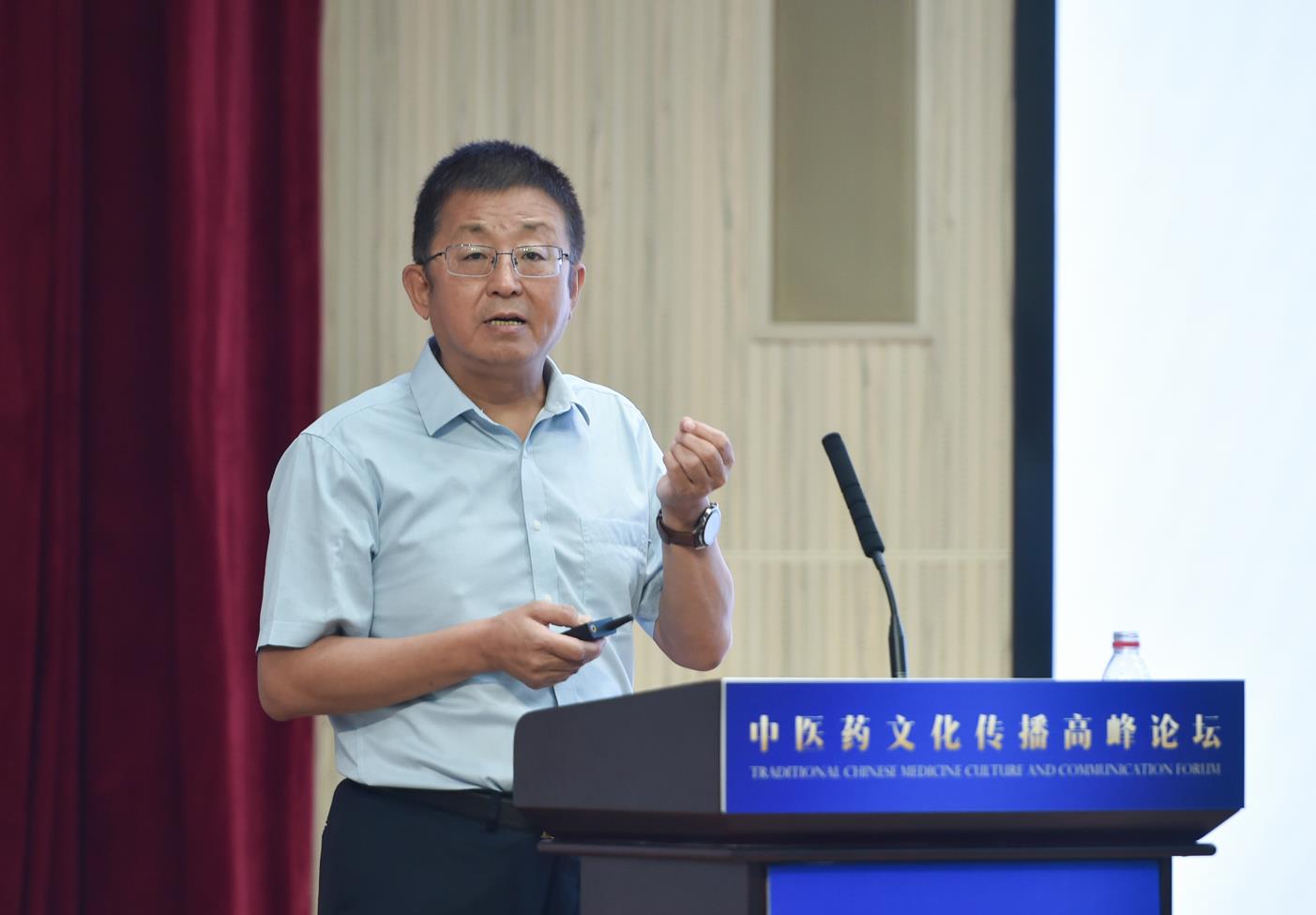 中國中醫(yī)科學院原院長、首席研究員、中國非物質(zhì)文化遺產(chǎn)保護協(xié)會副會長兼中醫(yī)藥委員會會長曹洪欣發(fā)表主旨演講。