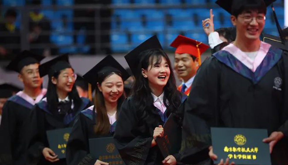 不想生不敢老？中國尋解“成長中的煩惱”