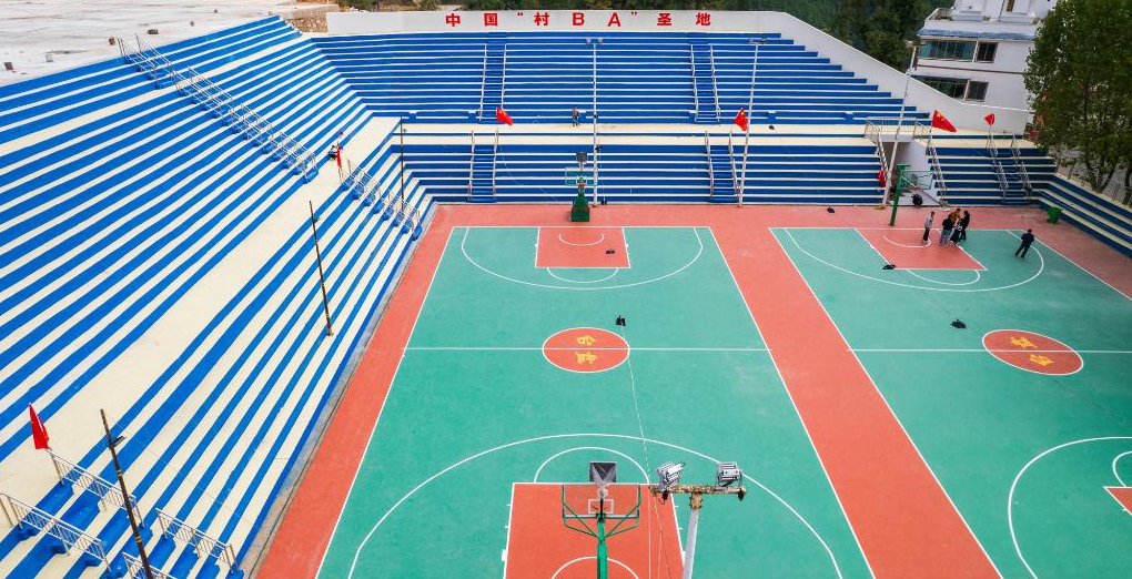 探訪“天下苗族第一縣”：“村BA”爆火背后是民族的交往交流交融<p>貴州省黔東南苗族侗族自治州臺江縣民族村寨臺盤村，對于籃球的熱愛是刻在骨子里的。見到村里高齡籃球愛好者陸大江時，他正打算前往“村BA”網(wǎng)紅籃球場了解改擴建后的最新進展，“我家里還有球衣和籃球，新球場弄好后要約上老伙計們?nèi)ヒ徽癸L采?！?p>