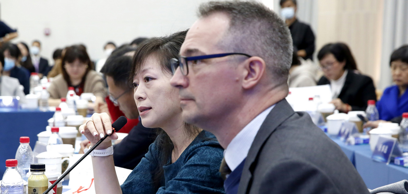 中國(guó)擴(kuò)大高水平開放決心不變 外企稱更看好中國(guó)市場(chǎng)<p>    企業(yè)代表表示，通過聆聽圓桌會(huì)關(guān)于黨的二十大報(bào)告的詳細(xì)解讀，對(duì)于報(bào)告重點(diǎn)內(nèi)容有了更深入更全面的掌握和理解，更加提振了在華投資的信心。<p>