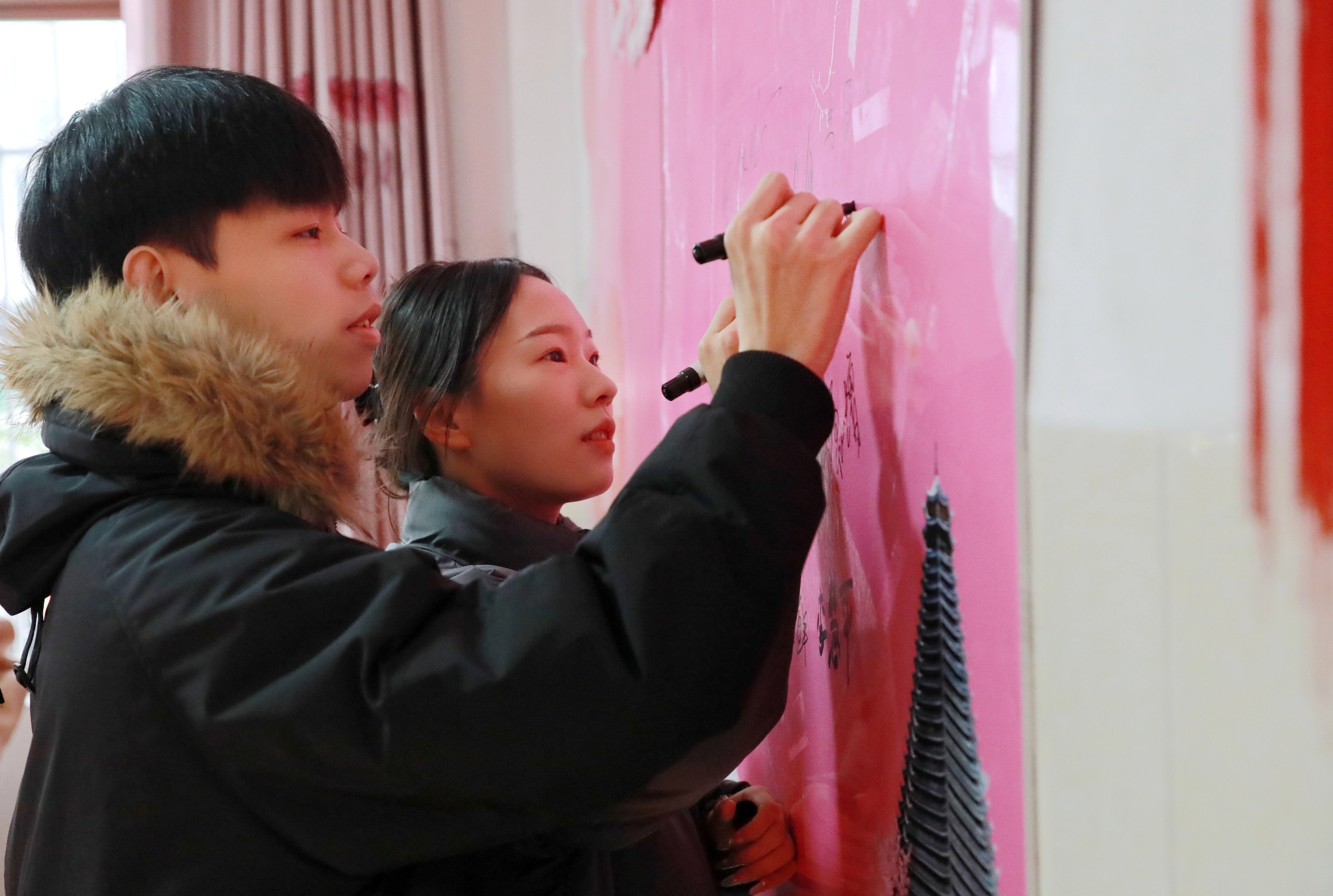 甜蜜浪漫情人節(jié) 廣西侗鄉(xiāng)迎來“領(lǐng)證熱”