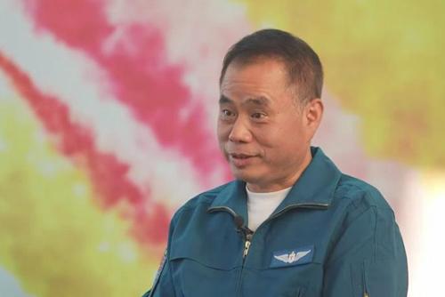 殲-15首飛前夜，他們?yōu)楹我堅囷w員吃飯？