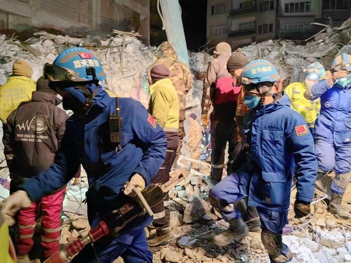 在土耳其震區(qū)的中國救援隊