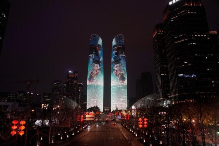 成都點(diǎn)亮地標(biāo) 慶?！赌倪?》總票房突破100億元