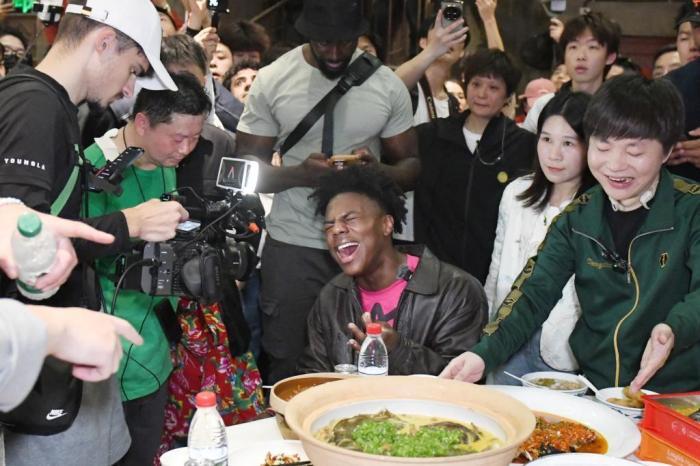 “甲亢哥”長(zhǎng)沙行感受長(zhǎng)沙美食