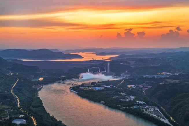 航拍黃河小浪底落日余暉壯美如畫