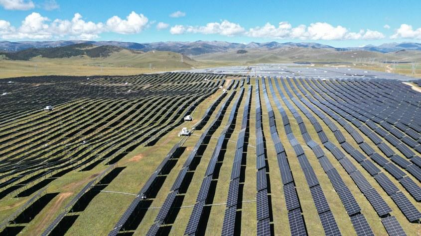 超4000米海拔光伏基地成牦?！疤炷徊蛷d”