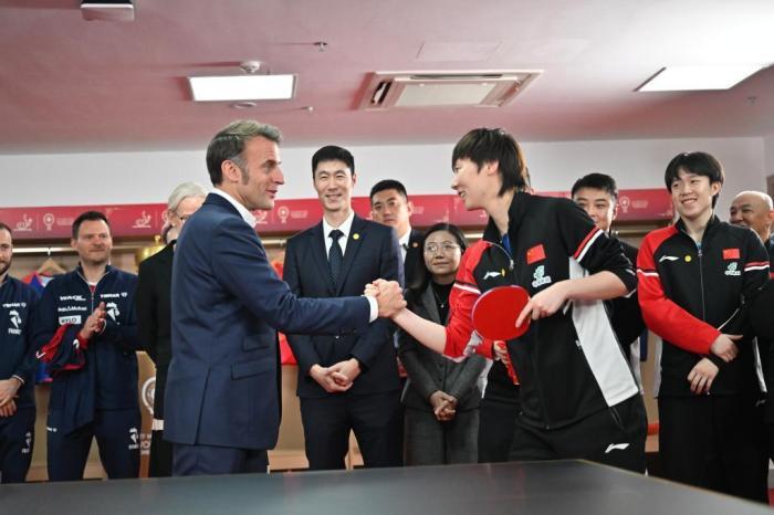 法國總統(tǒng)馬克龍與國乒運動員切磋球技