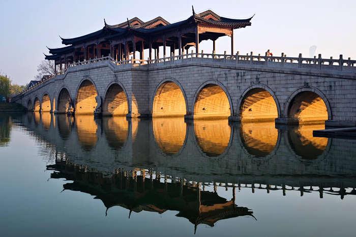 驚艷！蘇州金雞湖上演“金光穿洞”冬日景觀