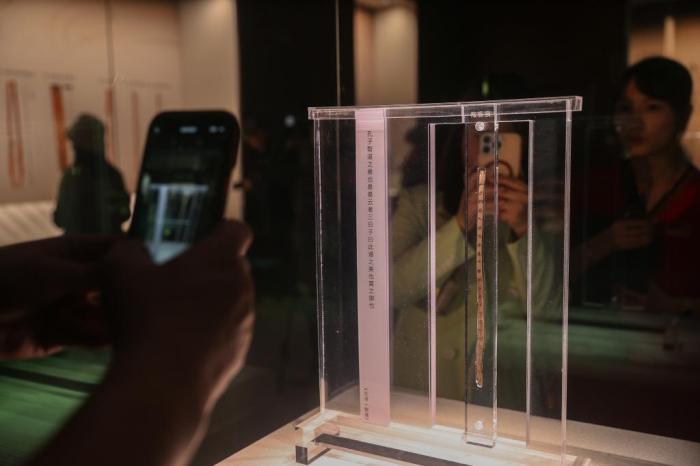 百余枚?；韬啝┰喜渍?>
     <p>百余枚海昏簡牘原件南昌首展</p>
</a><a href=